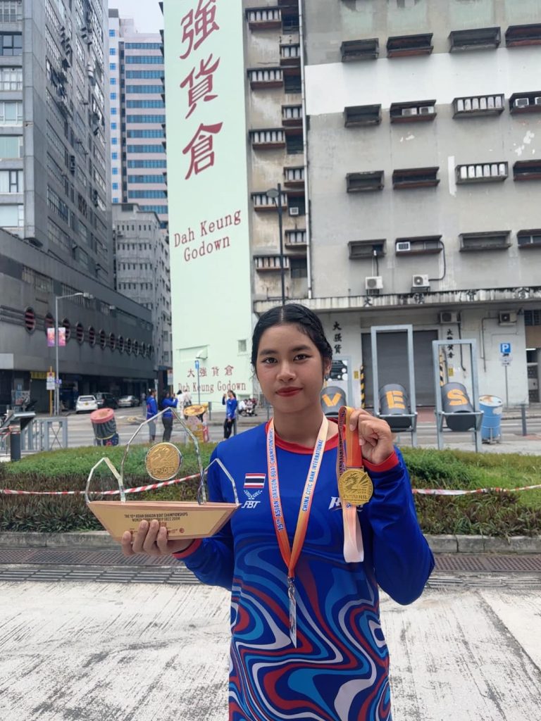 ขอบคุณน้องนัท นักกีฬาทีมชาติจากกีฬาเรือพาย ประเภท Dragon boat ที่มาใช้บริการนวด Sports massage therapist เพื่อผ่อนคลาย และบำบัดอาการนวดทางการกีฬา เพื่อฟื้นฟูอาการเมื่อยล้าและบาดเจ็บจากการฝึกซ้อม และการแข่งขัน สนใจนวด Sports massage ติดต่อได้เลยครับผม
